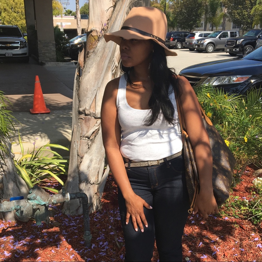 MEET YOUR POSHER 😘